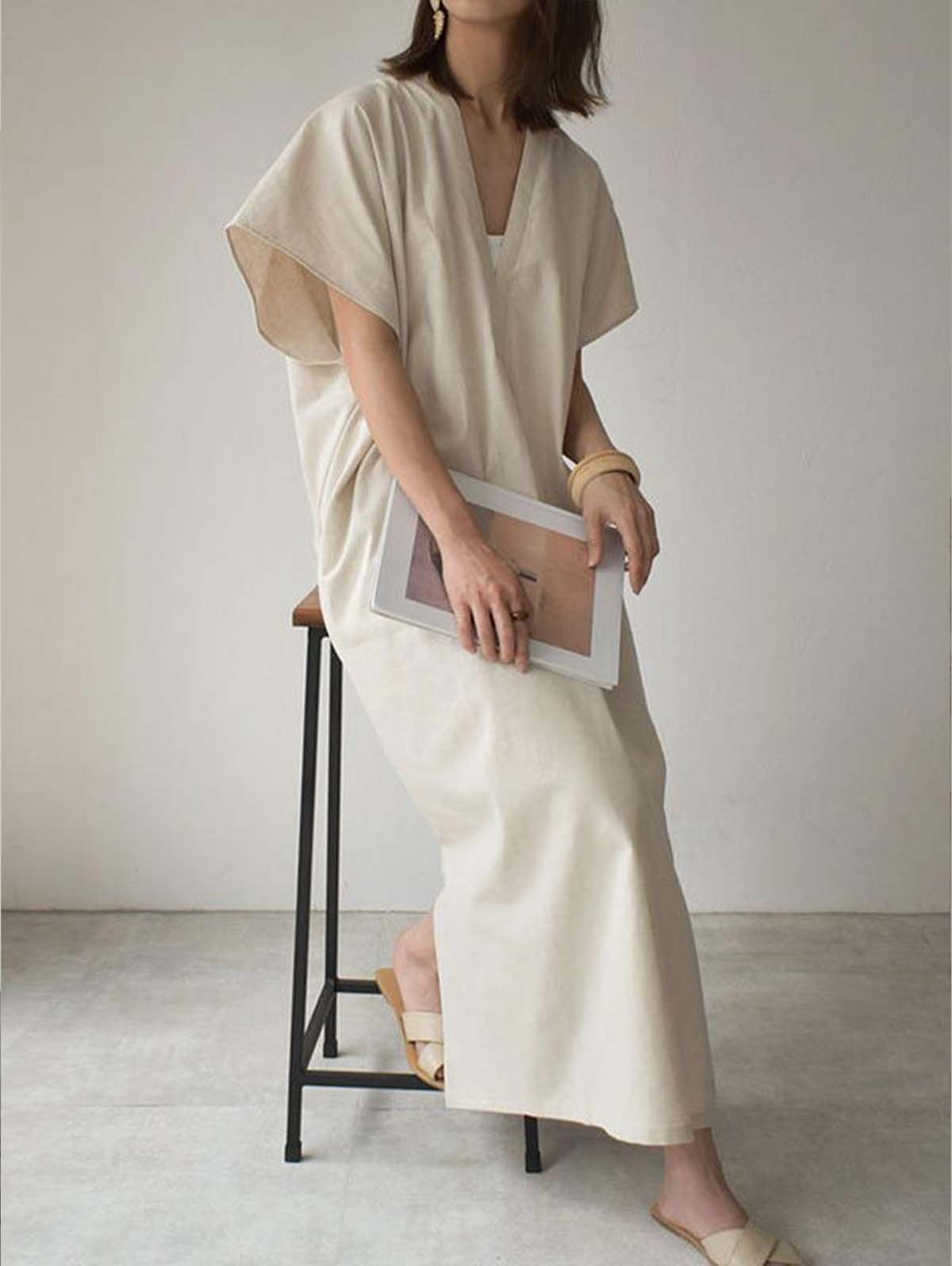 Robe longue simple noire et beige à manches chauve-souris et fentes latérales