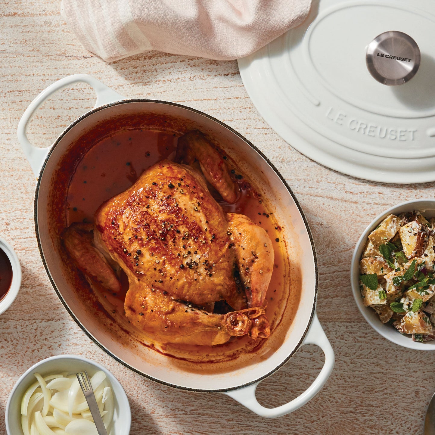 Signature Cast Iron 6.75-quart White Oval Dutch Oven