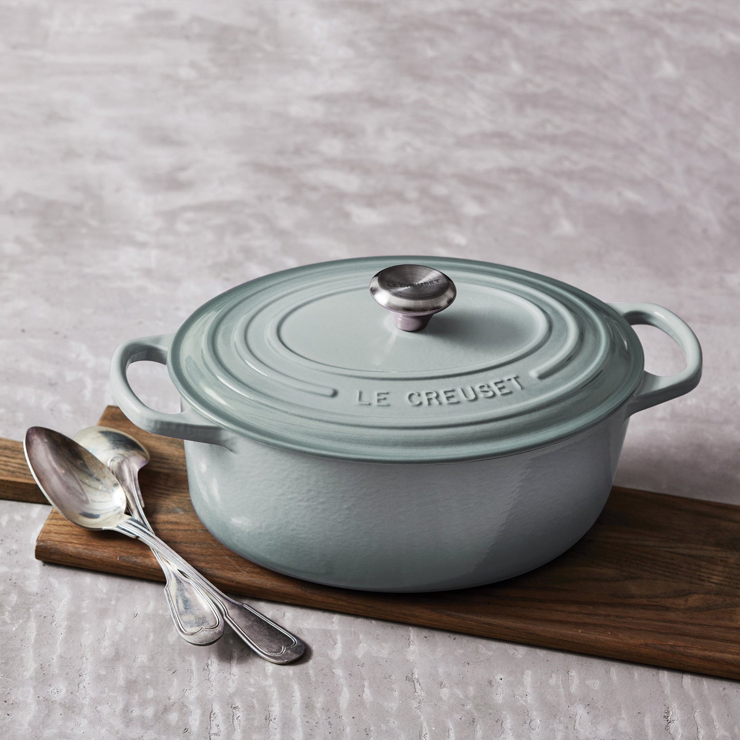 Signature Cast Iron 6.75-quart Sea Salt Oval Dutch Oven
