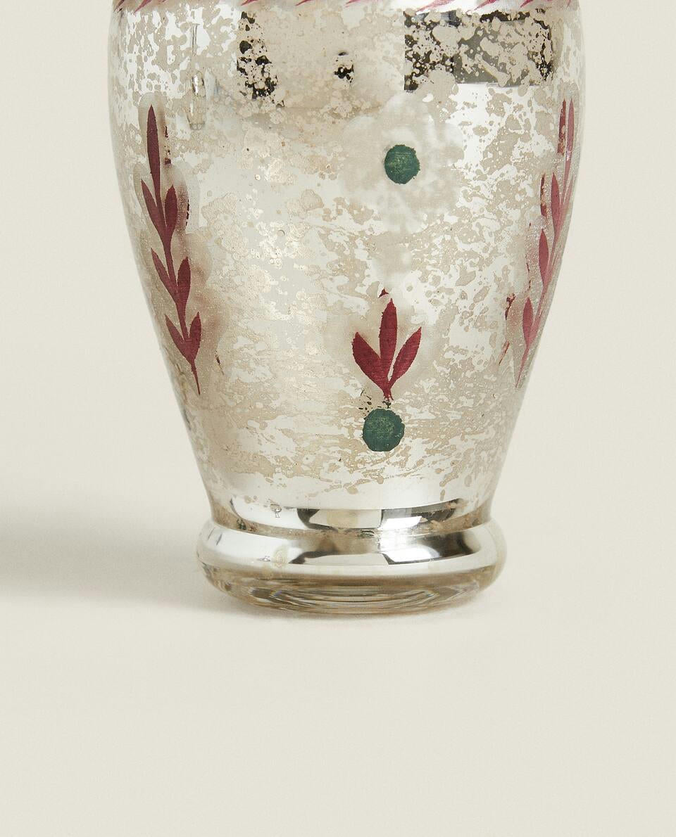 GLASS VASE WITH CHRISTMAS FLOWERS