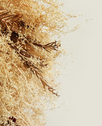 DECORATIVE CHRISTMAS WREATH WITH DRIED LEAVES