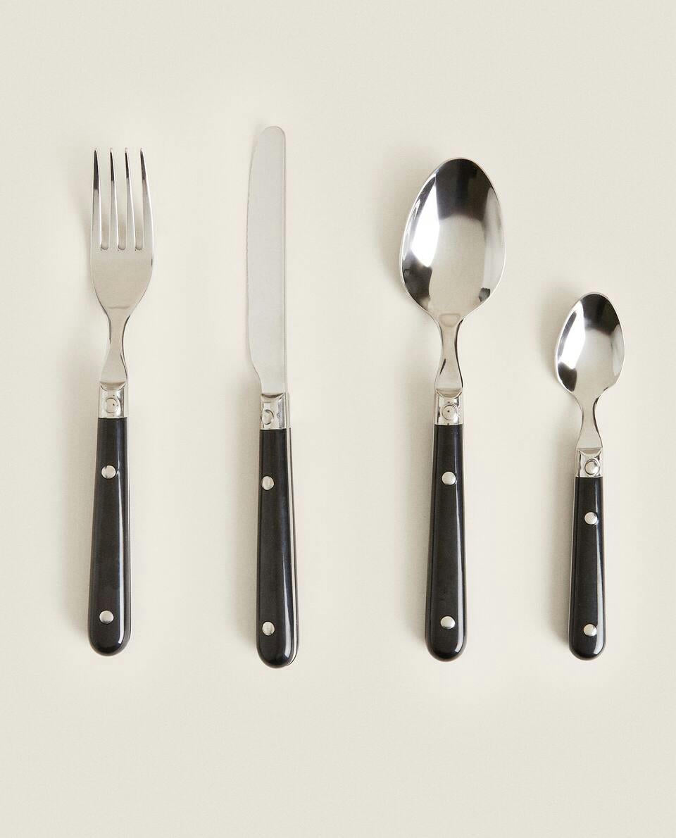 BLACK CUTLERY SET (4 PIECES)