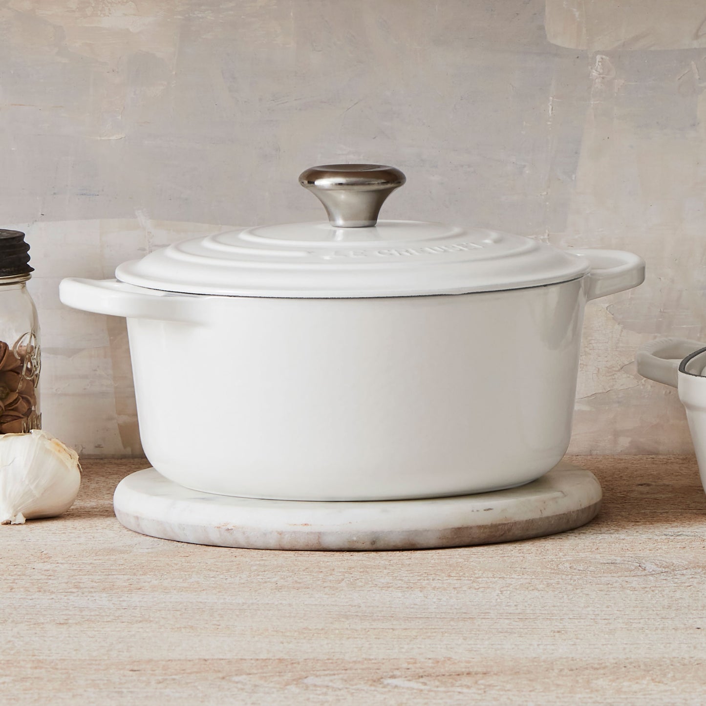 Signature Cast Iron 5.5-quart White Round Dutch Oven