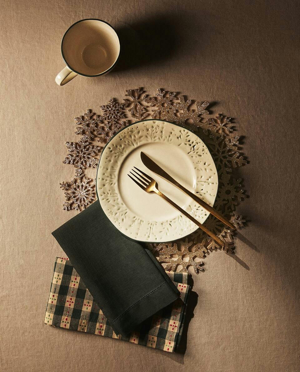 GLITTERY CHRISTMAS SNOWFLAKE PLACEMAT