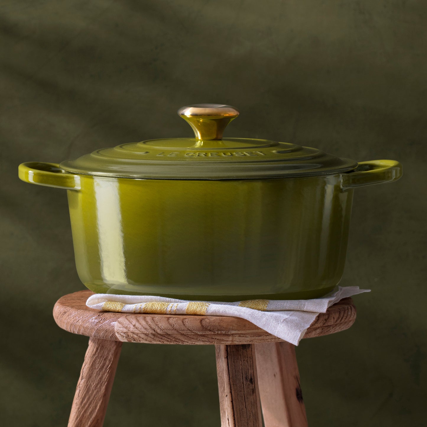 Signature Cast Iron 5.5-quart Olive Round Dutch Oven