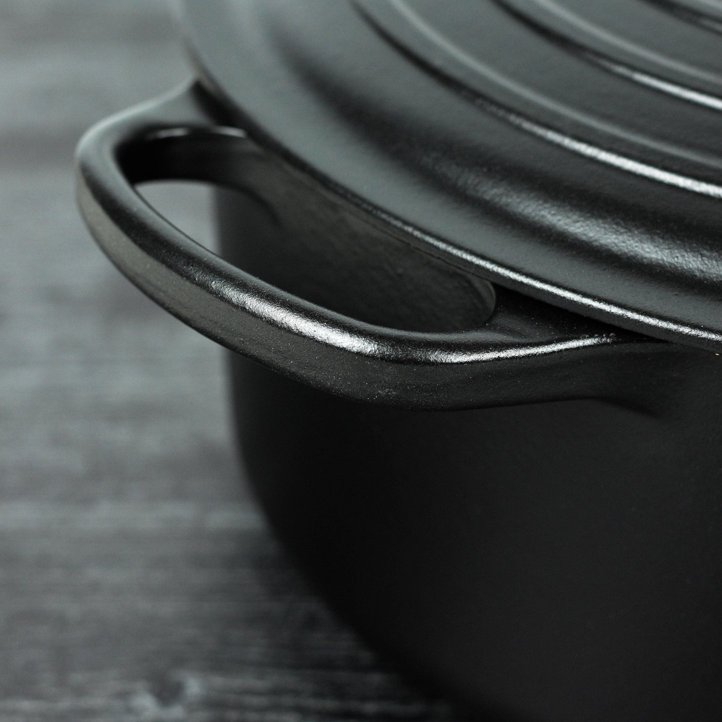 Signature Cast Iron 5.5-quart Licorice Round Dutch Oven