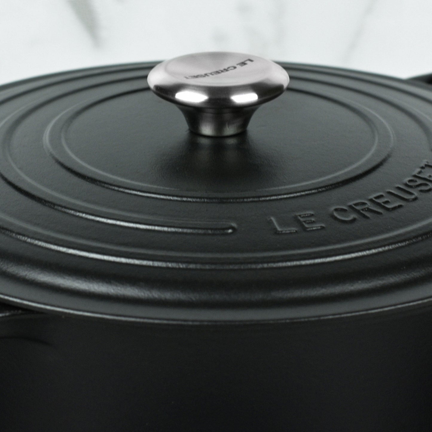 Signature Cast Iron 6.75-quart Licorice Oval Dutch Oven