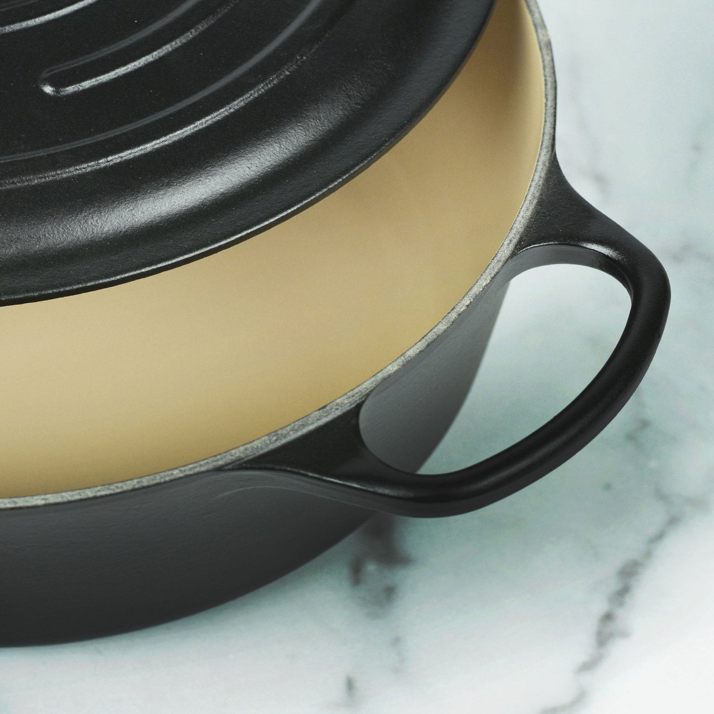 Signature Cast Iron 6.75-quart Licorice Oval Dutch Oven