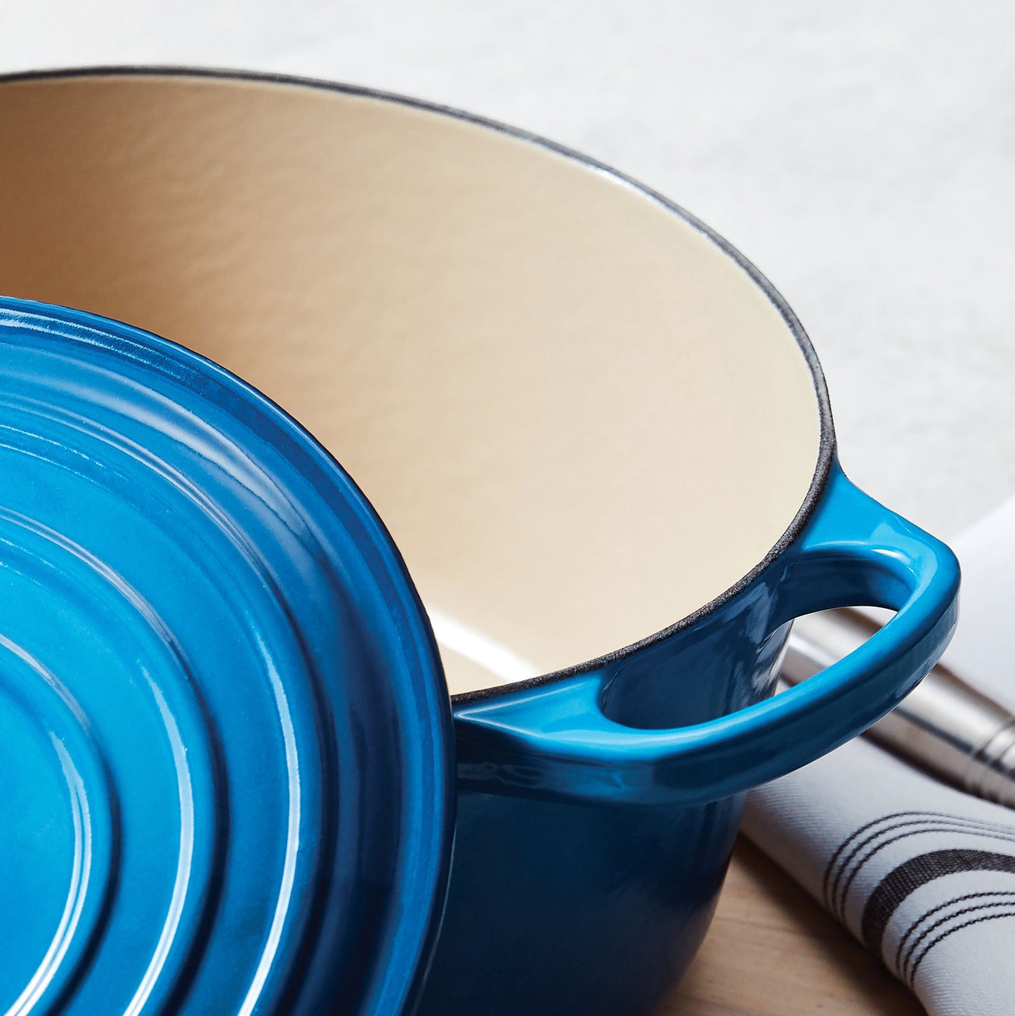 Signature Cast Iron 2-quart Marseille Round Dutch Oven