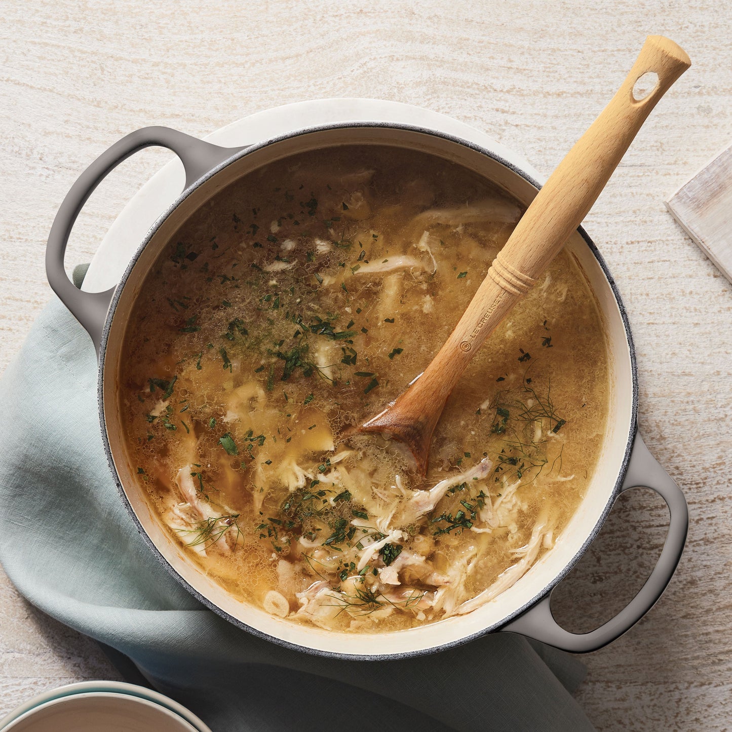 Signature Cast Iron 5.5-quart Oyster Round Dutch Oven