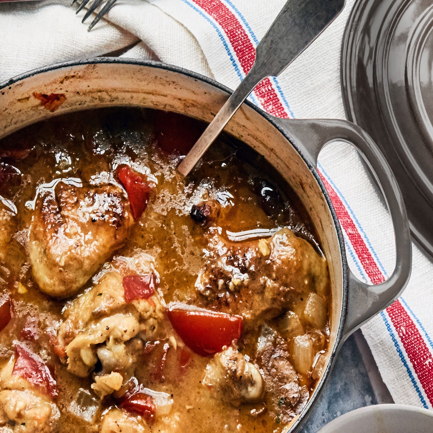 Signature Cast Iron 9-quart Oyster Round Dutch Oven