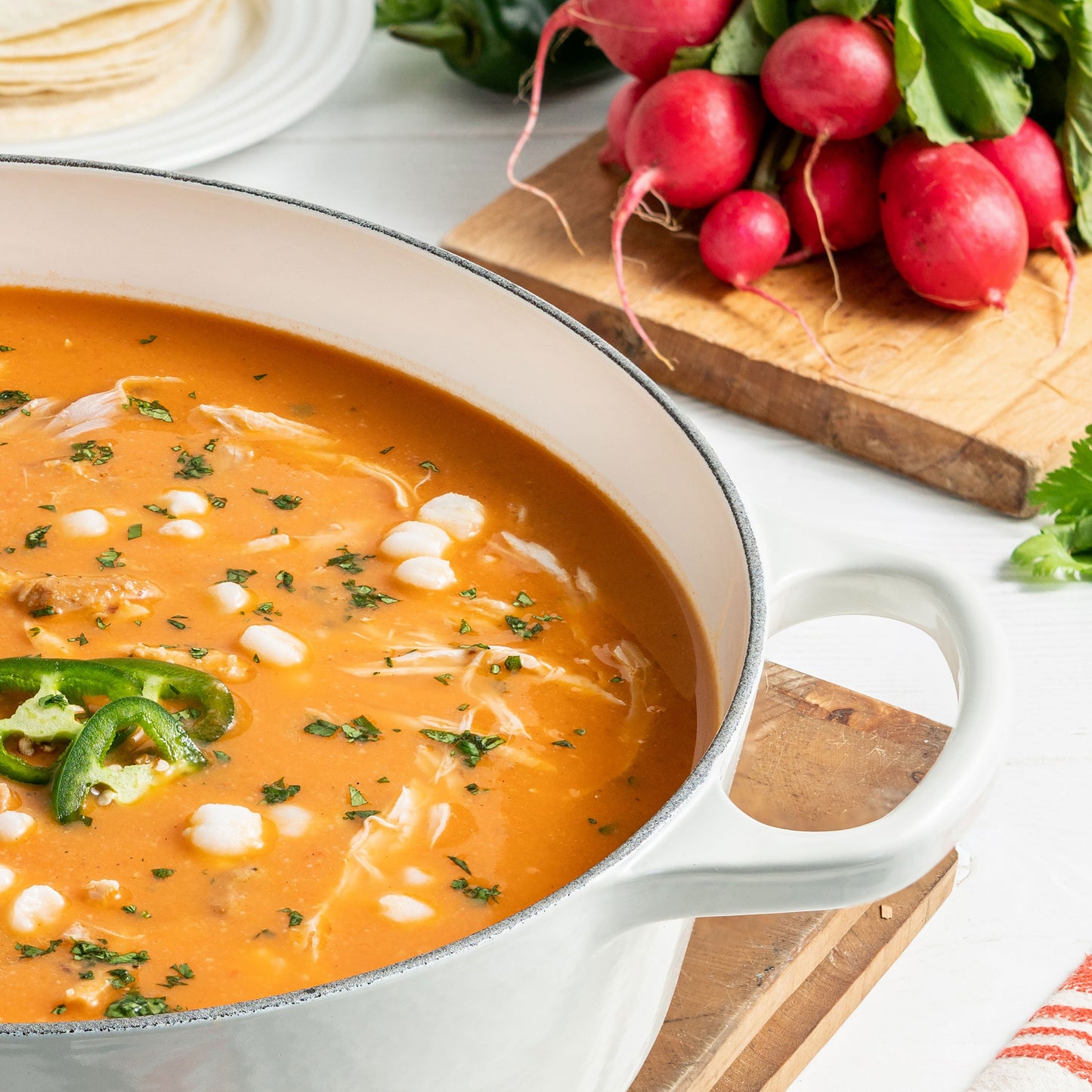 Signature Cast Iron 4.5-quart White Round Dutch Oven