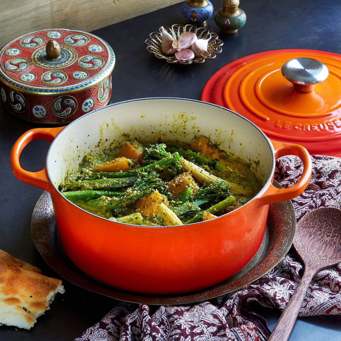 Signature Cast Iron 2-quart Flame Round Dutch Oven