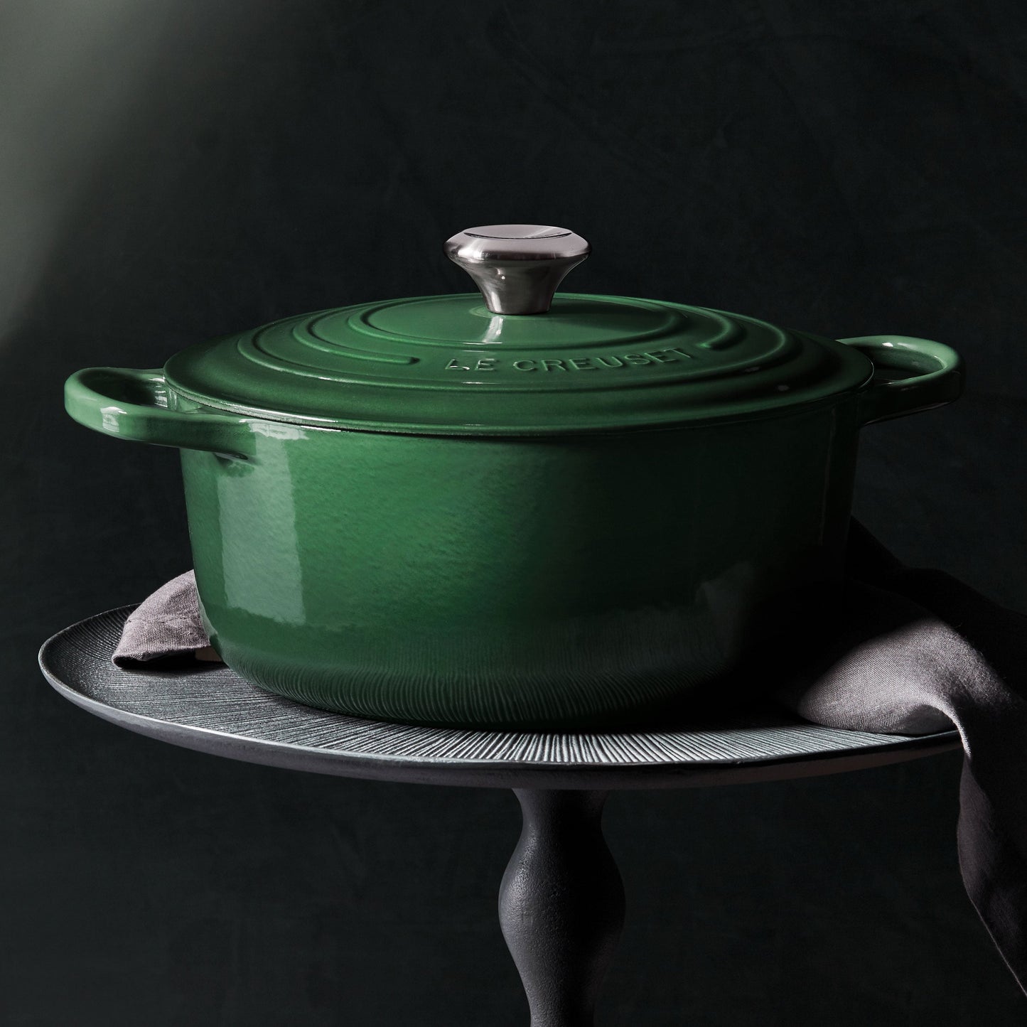 Signature Cast Iron 7.25-quart Artichaut Round Dutch Oven