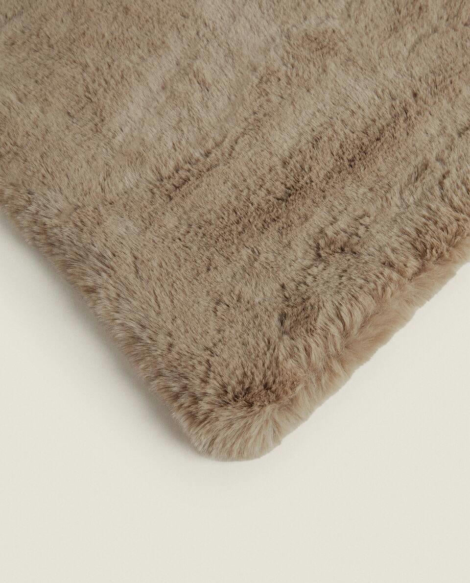 DOUBLE-TEXTURED FAUX FUR BLANKET