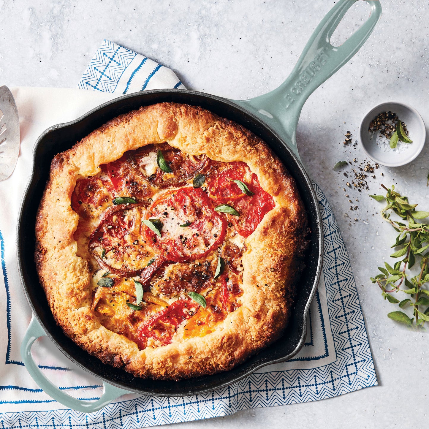 Signature Cast Iron 9-inch Sea Salt Iron Handle Skillet