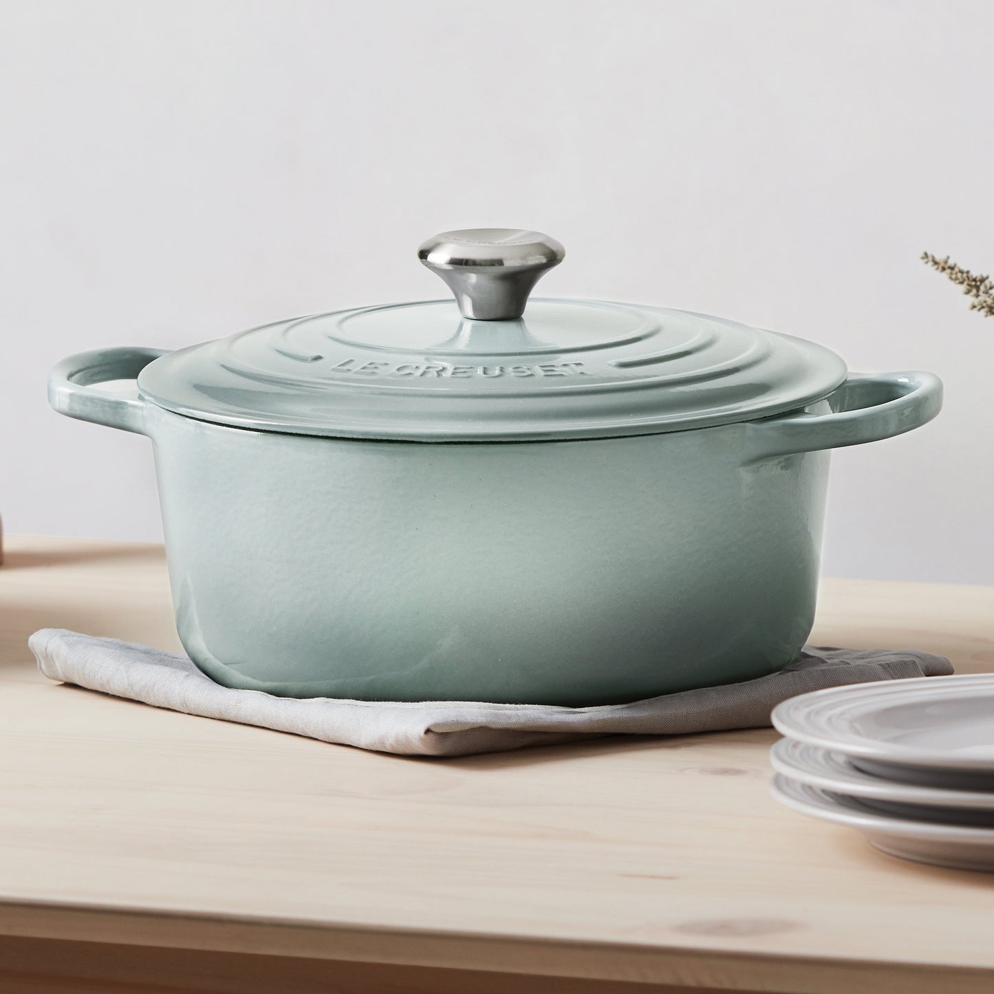 Signature Cast Iron 7.25-quart Sea Salt Round Dutch Oven