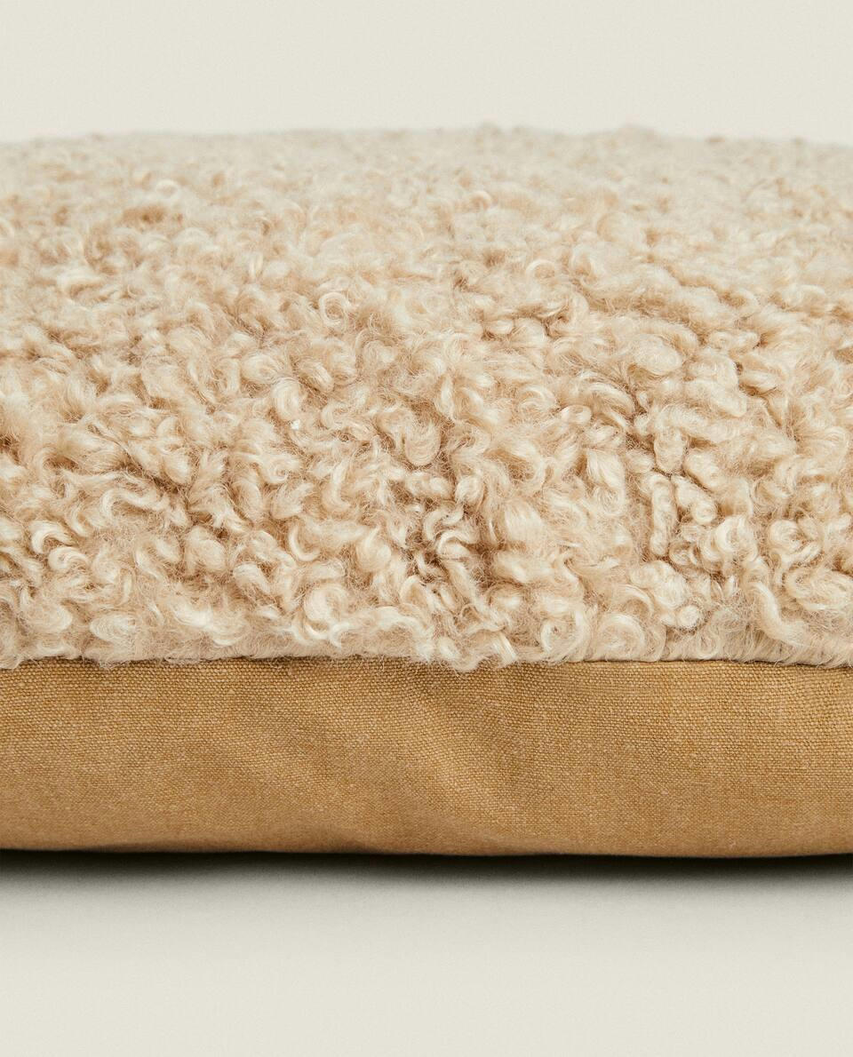 FUZZY OVAL PET CUSHION