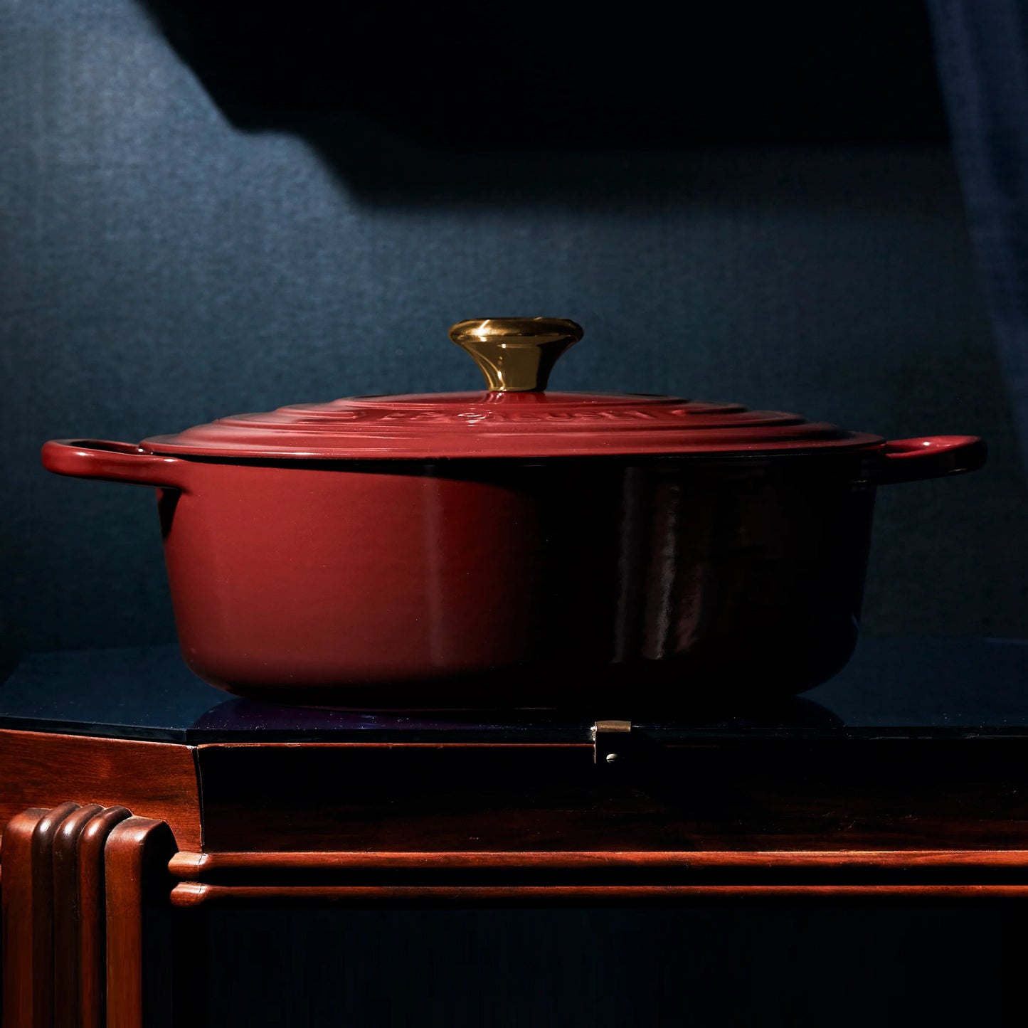 Signature Cast Iron 6.75-quart Rhone Round Wide Dutch Oven with Gold Knob