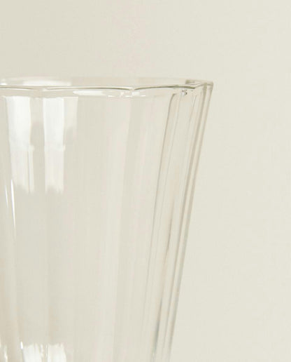 RAISED FACETED WINE GLASS