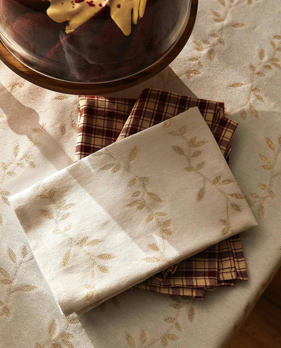 PACK OF CHRISTMAS LEAF COTTON NAPKINS (PACK OF 2)