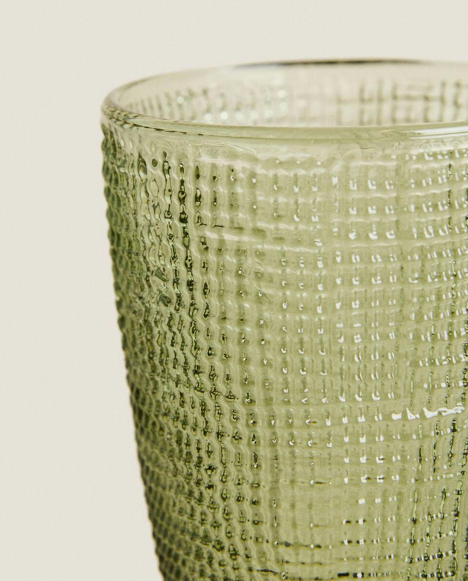 GLASS WITH RAISED DESIGN