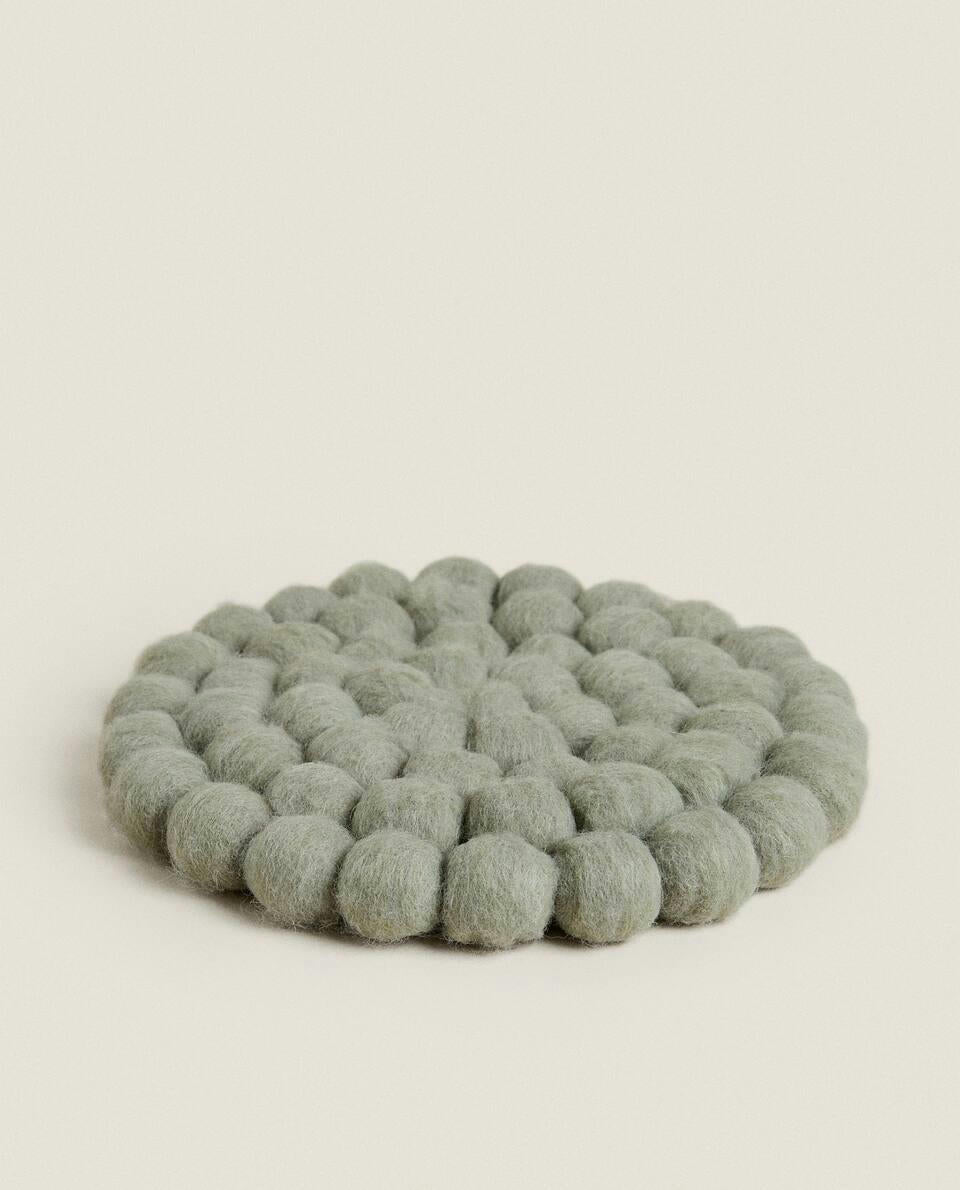 CHRISTMAS ROUND WOOL TRIVET
