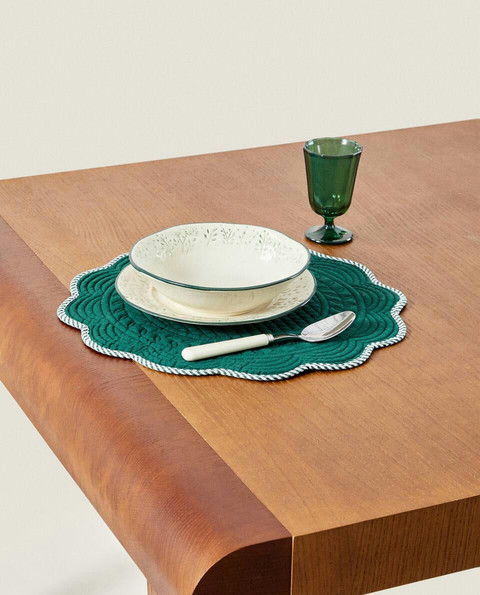 SCALLOPED COTTON CHRISTMAS PLACEMAT